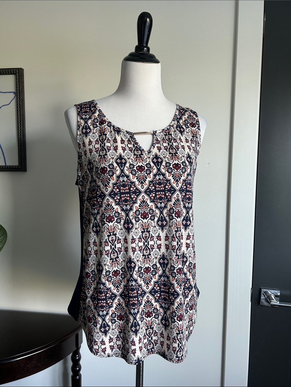 Naïf L Sleeveless Navy and Cream Printed Keyhole Top